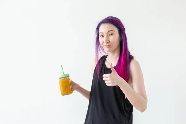 Portret pozytywnego młodego wyścigu mieszanych i Hipster dziewczyna z kolorowymi włosami, trzymając Smoothie białko owocowe na białym tle z kopią przestrzeni. Koncepcja zdrowego stylu życia — Zdjęcie stockowe