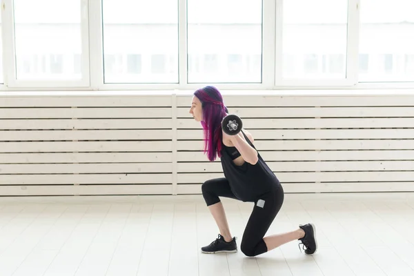 Fitness, deporte, concepto de personas - mujer joven en traje deportivo está en cuclillas con bar — Foto de Stock