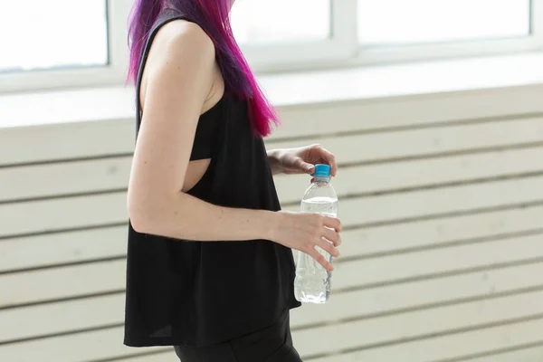Primer plano de la mujer asiática sosteniendo el agua después del entrenamiento de gimnasio. Concepto de reponer el equilibrio hídrico y un estilo de vida saludable . —  Fotos de Stock