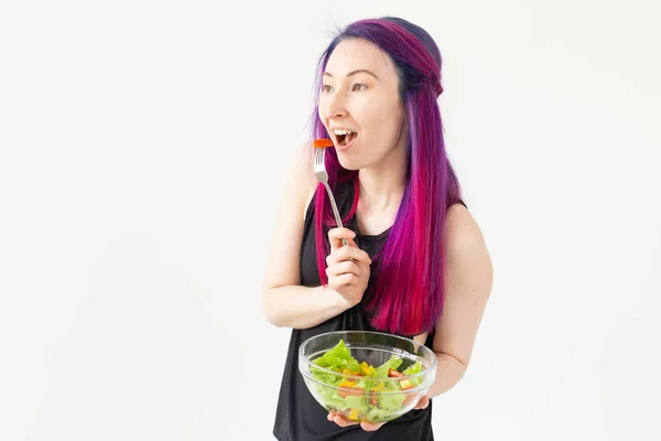 젊은 아시아 피트 니스 여자 먹는 가벼운 야채 샐러드 후 운동 후 그녀의 집에서. 체중 감량과 건강한 라이프 스타일의 개념. — 스톡 사진