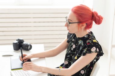 Grafik tasarımcı, insan kavramı - Ofiste çalışan grafik tablet ile genç tasarımcı kadın hipster