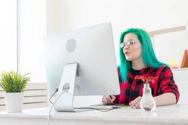 Illustrator, yaratıcı, web tasarım konsepti - Iş yerinde yeşil saçlı kadın grafik tasarımcı