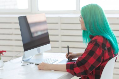 Tasarımcı, yaratıcı, insan kavramı - yeşil saçlı kadın tasarımcı grafik tablet, yan görünüm üzerinde bir proje yapıyor