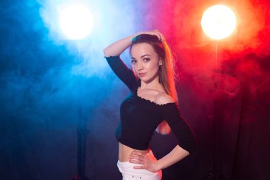 Karanlıkta dans eden genç kadın, duygular ve keyif