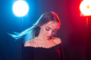 Arka planda yanıp söner genç seksi kadın Portresi