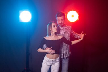 Sosyal dans, kizomba, salsa, semba veya zouk kavramı - genç bir çift dans bachata ve salsa disko