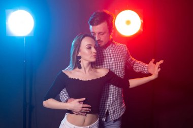 Sosyal dans, kizomba, salsa, semba veya zouk kavramı - genç bir çift dans bachata ve salsa disko