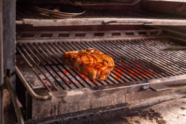 Gıda, el sanatları ve lezzetli kavram - bir ızgarada biftek pişirme