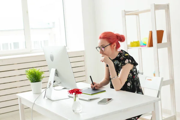 Illustratorin, Grafikdesignerin, Animatorin und Künstlerin Konzept - Schöpferin Frau mit schönen roten Haaren und Brille Zeichnung in Laptop — Stockfoto