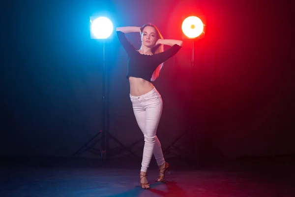 Молодая женщина танцует в темноте, эмоции и наслаждение — стоковое фото