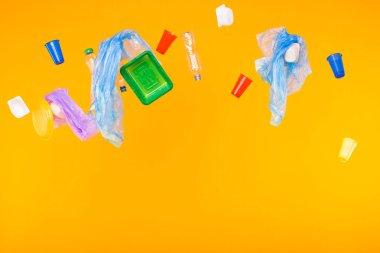 Çöp sorunu, plastik geri dönüşüm, kirlilik ve çevre kavramı - kopya alanı ile sarı arka plan plastik çöp