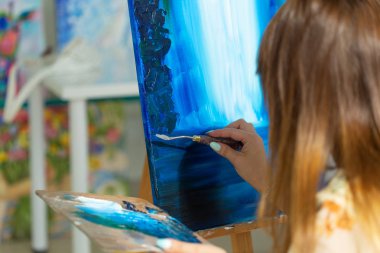 Sanat okulu, sanat koleji, genç öğrenciler için eğitim. Mutlu genç kadın gülümsüyor, kız resim öğrenme, yakın çekim
