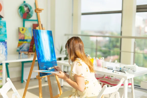 Schilderij kunstlessen. het tekenen van cursussen. vaardigheden verbeeldingskracht en inspiratie. Charmant student meisje maken van foto op ezel. — Stockfoto