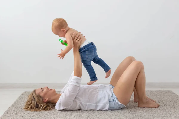 かわいいシングルマザーと子供の女の子は、自宅で一緒に屋内で遊ぶ — ストック写真