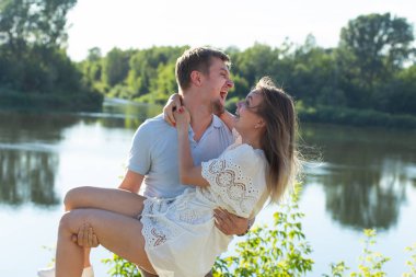 sevgi ve having fun yaz günü, doğanın, uyum kavramı güzelliği açık mutlu Romantik Çift