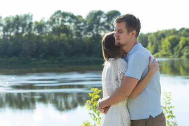 Genç çift dışarıda aşık. Yaz aylarında poz genç şık moda çift Çarpıcı şehvetli açık hava portresi