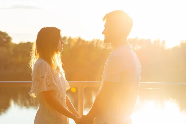 Maravillosa pareja joven abrazar y disfrutar de la vida junto con la actividad de ocio al aire libre natural estilo de vida en la naturaleza y la puesta de sol en la luz de fondo . — Foto de Stock