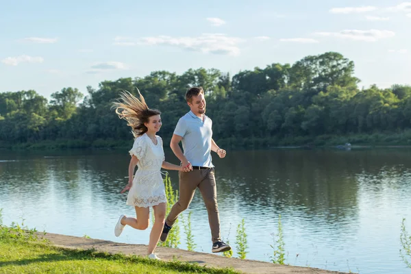 Sommer Natur, Beziehung und verliebte Menschen - glückliches Paar läuft am See — Stockfoto