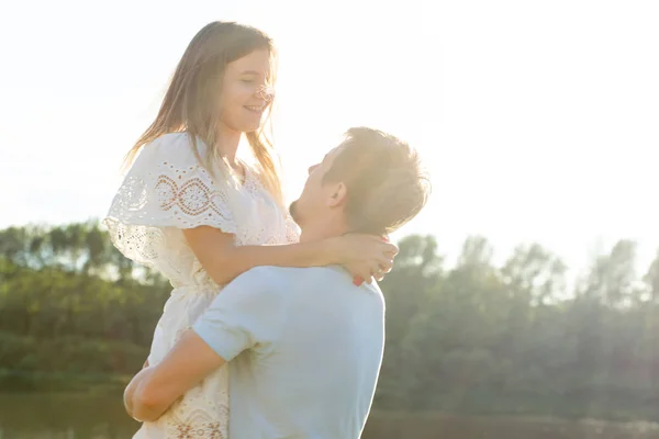 Letnia natura i koncepcja relacji-szczęśliwa uśmiechnięta para w miłości — Zdjęcie stockowe