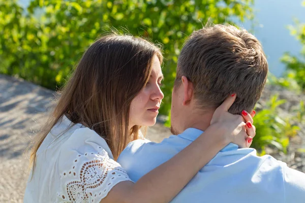 Ungt par i kärlek utomhus. Bedövning sensuell utomhus porträtt av unga snygga mode par poserar på sommaren — Stockfoto