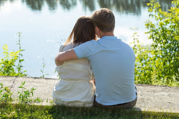 Genç çift dışarıda aşık. Yaz aylarında poz genç şık moda çift Çarpıcı şehvetli açık hava portresi