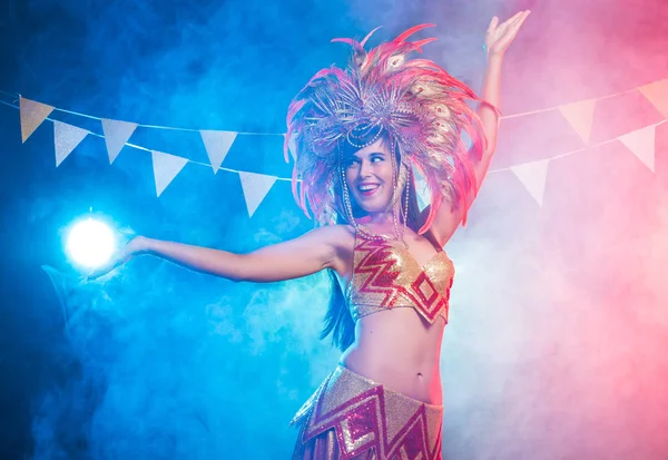 Karnaval, dansçı ve tatil konsepti - Renkli görkemli karnaval tüy takım seksi bir kadın Portresi. Kadın dansçının gece hayatı