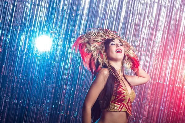 Carnival, dancer and holiday concept - Portrait of a sexy female in a colorful sumptuous carnival feather suit. Nightlife of female dancer — Stock Photo, Image