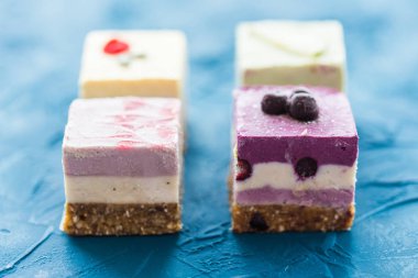 Fındık ve meyve ile çiğ vegan tatlı. Sağlıklı gıda ve yaşam tarzı kavramı