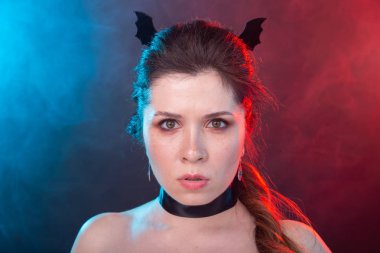 Cadılar Bayramı, tatil ve karnaval konsepti - gotik tarzda kadın.