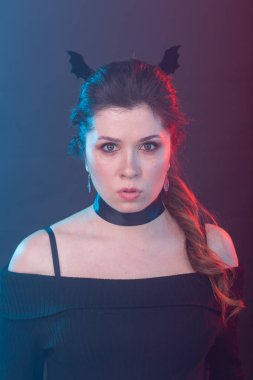 Koyu moda, cadılar bayramı ve insan kavramı - karanlık arka plan üzerinde yarasa kulakları gotik kadın