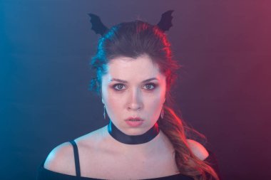 Cadılar Bayramı, tatil ve karnaval konsepti - yaka kadın ve gotik tarzı yarasalar kulakları