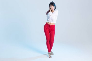 Latin dans, çağdaş dans, bachata solo ve cha-cha-cha kavramı - kopya alanı ile mavi arka plan üzerinde bir dans poz genç bir kadın salsa dansçı portresi