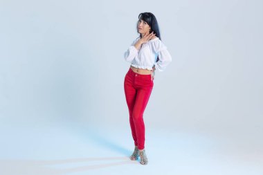 Latin dans, çağdaş dans, bachata solo ve cha-cha-cha kavramı - kopya alanı ile mavi arka plan üzerinde bir dans poz genç bir kadın salsa dansçı portresi