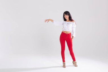 Latin dans, çağdaş dans, bachata solo ve cha-cha-cha kavramı - kopya alanı ile beyaz arka plan üzerinde bir dans poz genç bir kadın salsa dansçı portresi