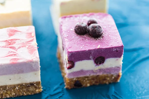 Fındık ve meyve ile çiğ vegan tatlı. Sağlıklı gıda ve yaşam tarzı kavramı