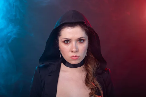 Halloween, conceito misterioso e myst - mulher morena sexy no capuz preto . — Fotografia de Stock