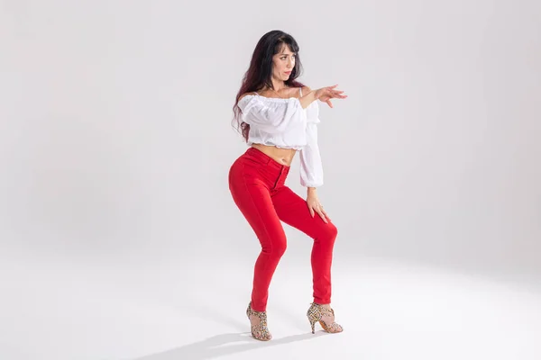 Baile latino, danza contemporánea, bachata en solitario y concepto cha-cha-cha - retrato de una joven bailarina de salsa en una pose de baile sobre fondo blanco con espacio para copiar —  Fotos de Stock