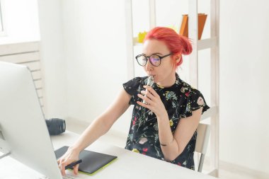 Yaratıcı, grafik tasarımcı, insan kavramı - genç yaratıcı kadın bir grafik tablet çalışırken bir vape sigara