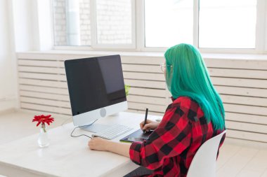 Illustrator, grafik tasarımcı, animatör ve sanatçı kavramı - güzel yeşil saç ve gözlük dizüstü çizim ile yaratıcısı kadın, yan görünüm