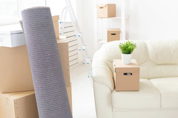 Caixas de papelão, sofá e carpete movendo-se para uma nova casa — Fotografia de Stock