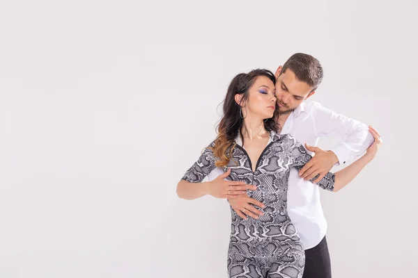 Casal apaixonado dançando social danse kizomba ou bachata ou semba ou taraxia no fundo branco com espaço de cópia — Fotografia de Stock