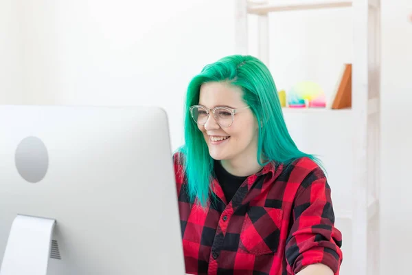 Concepção de designer, ilustrador, artista e pessoas - retrato de jovem contemporânea com cabelo verde usando laptop enquanto trabalhava — Fotografia de Stock