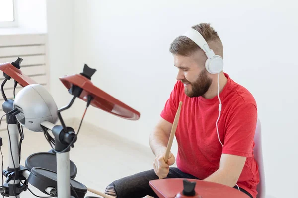 Concepto de música, hobby y gente: el joven batería toca la batería electrónica —  Fotos de Stock