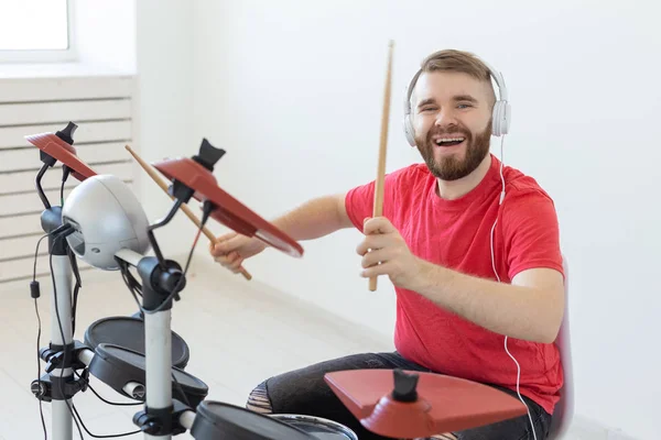 Concepto de personas, música y hobby - El hombre en su tiempo libre tocando el conjunto de tambores electrónicos —  Fotos de Stock
