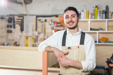 Küçük Ölçekli Şirketler, mobilya ve işçi konsepti - Mobilya fabrikasında çalışan yakışıklı genç adam