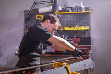 Onarım, servis ve insan kavramı - bir parafin sürtünme tarafından kayak tamir bir adam