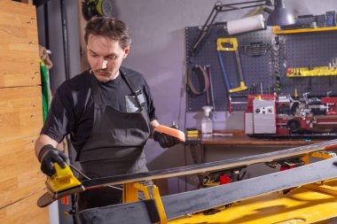 Onarım ve insan konsepti - Kayak tamiri hizmetinde