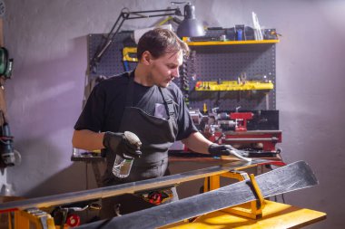 Atölye kayak servisi kayak tamir iş elbise tamircisi bir adam