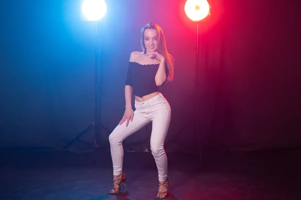 Dance en People concept-jonge sexy vrouw dansen in het donker en genieten — Stockfoto