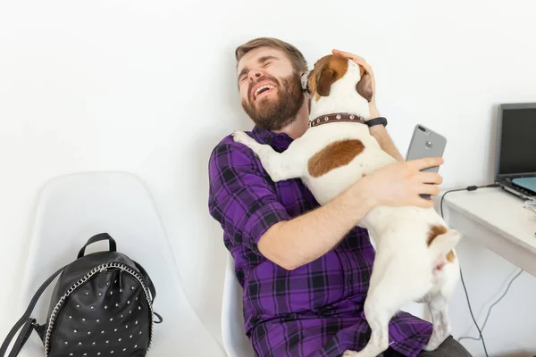 애완 동물 소유자 개념 - 젊은 남자 와 재생 잭 러셀 테리어 강아지 실내 — 스톡 사진